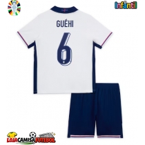 Camisa de Futebol Inglaterra Marc Guehi #6 Equipamento Principal Infantil Europeu 2024 Manga Curta (+ Calças curtas)
